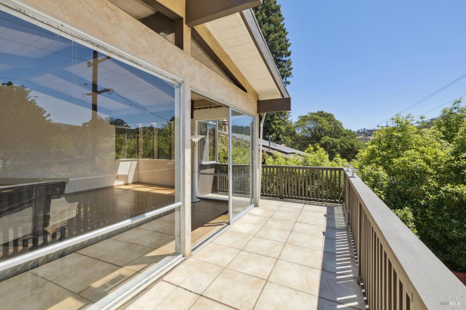 Detail Gallery Image 12 of 52 For 352 Shoreline Hwy, Mill Valley,  CA 94941 - 3 Beds | 2/1 Baths