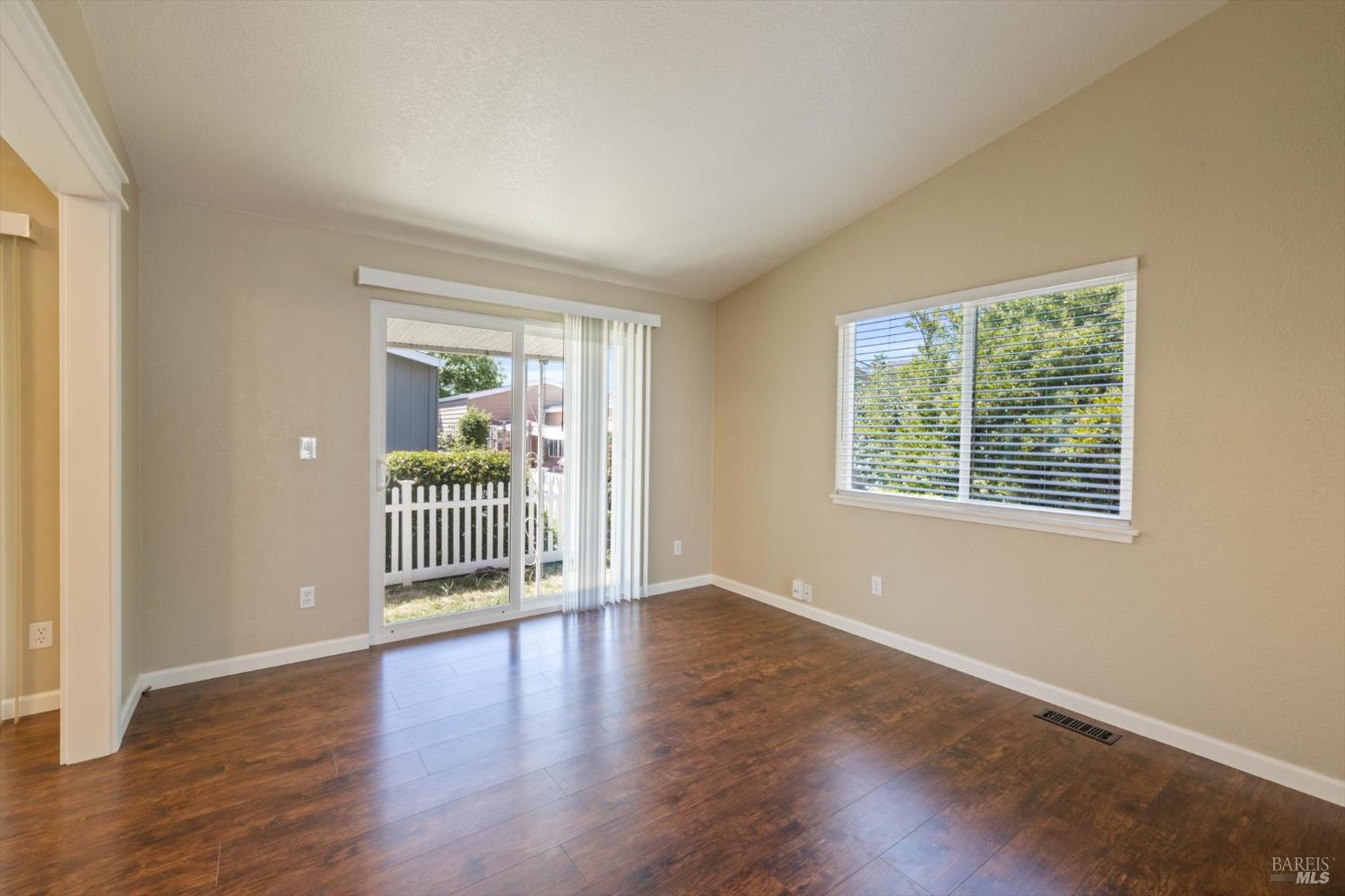 Detail Gallery Image 14 of 39 For 209 Shirley Ct 116, Napa,  CA 94558 - 2 Beds | 2 Baths