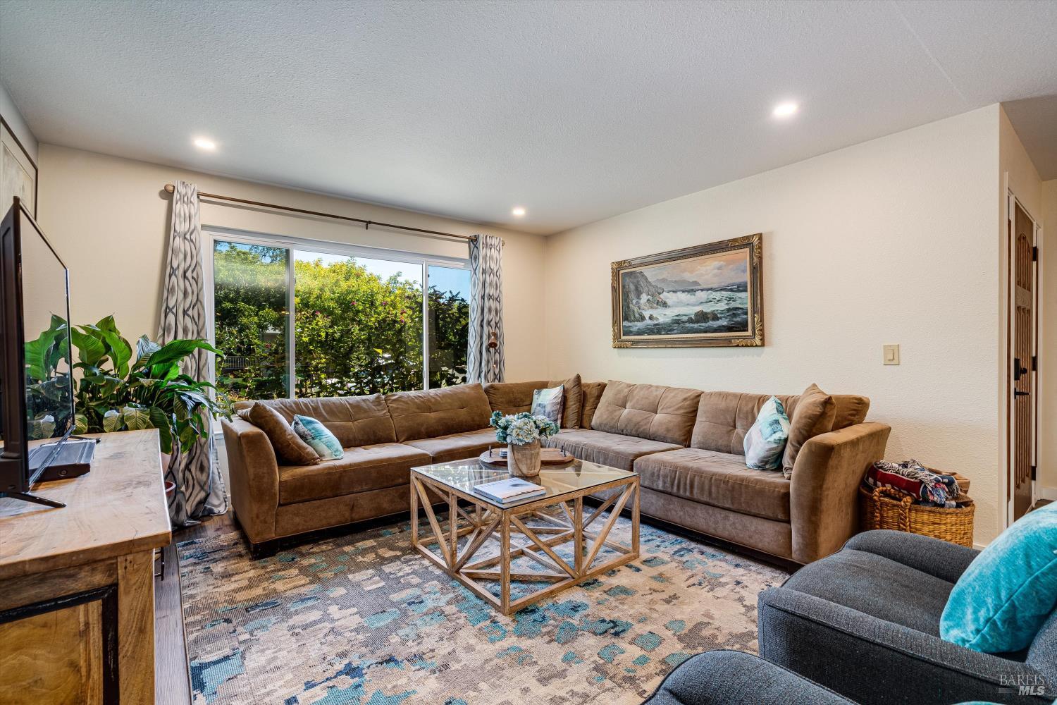 Detail Gallery Image 6 of 32 For 113 Sherwood Dr, Santa Rosa,  CA 95405 - 4 Beds | 2 Baths