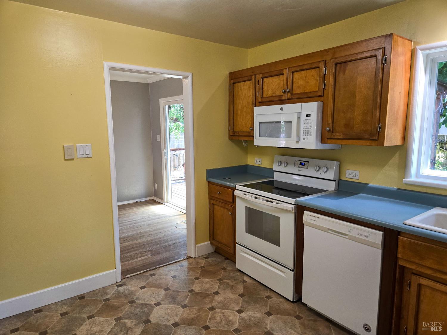 Detail Gallery Image 10 of 31 For 611 Hawthorne Ln, Willits,  CA 95490 - 2 Beds | 1 Baths