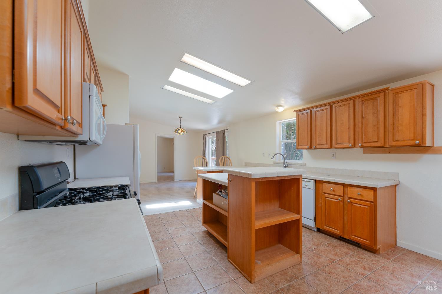 Detail Gallery Image 10 of 25 For 1409 W State Highway 20 Hwy, Upper Lake,  CA 95485 - 3 Beds | 2 Baths
