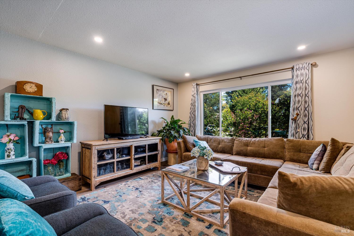 Detail Gallery Image 5 of 32 For 113 Sherwood Dr, Santa Rosa,  CA 95405 - 4 Beds | 2 Baths