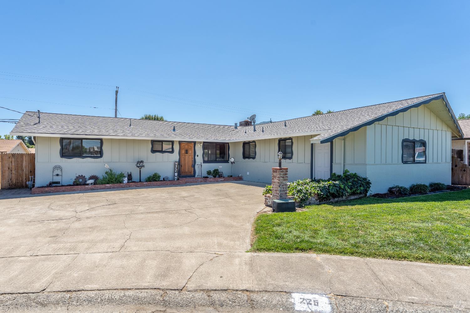 Detail Gallery Image 1 of 29 For 225 Zinfandel Dr, Ukiah,  CA 95482 - 3 Beds | 2 Baths