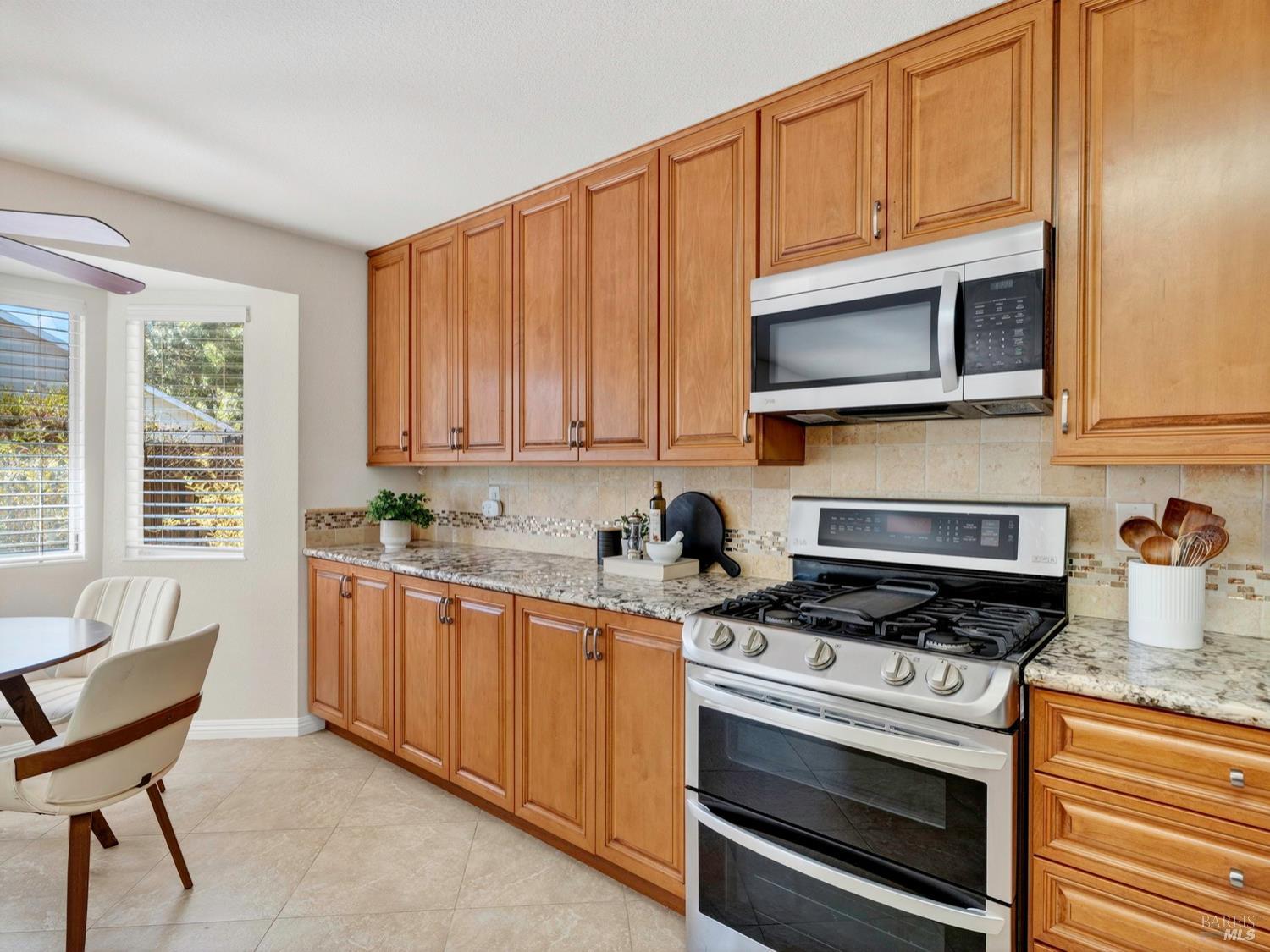 Detail Gallery Image 12 of 47 For 688 Natalie Dr, Windsor,  CA 95492 - 5 Beds | 3 Baths