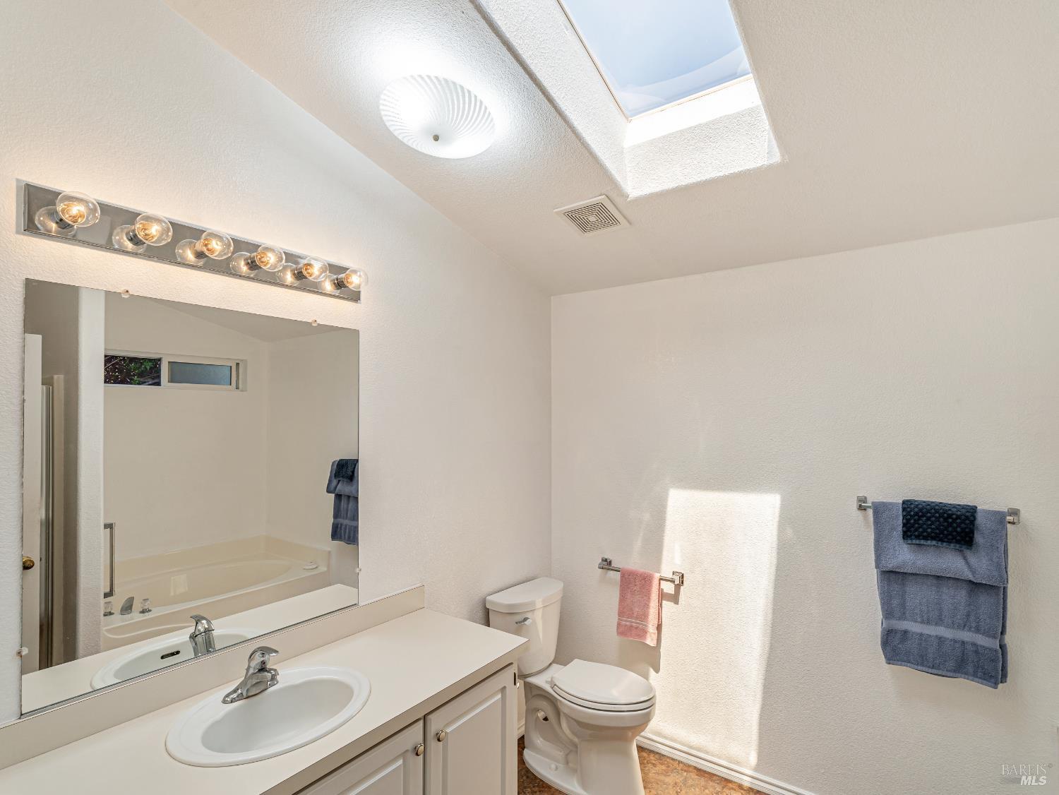 Detail Gallery Image 11 of 20 For 48 Cardinal Way, Santa Rosa,  CA 95409 - 2 Beds | 2 Baths