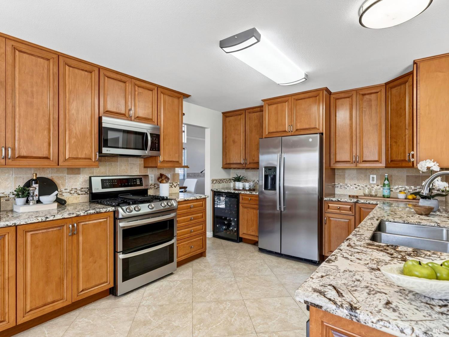 Detail Gallery Image 11 of 47 For 688 Natalie Dr, Windsor,  CA 95492 - 5 Beds | 3 Baths