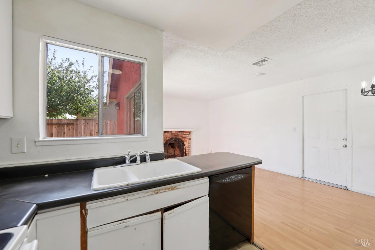Detail Gallery Image 10 of 41 For 112 Lilac Ct, Vallejo,  CA 94589 - 3 Beds | 2 Baths