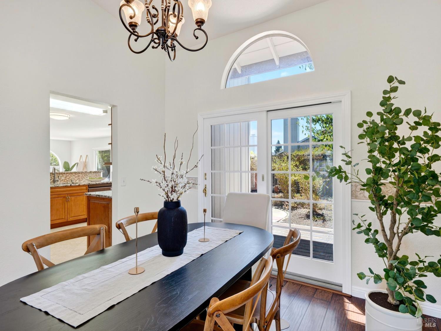 Detail Gallery Image 10 of 47 For 688 Natalie Dr, Windsor,  CA 95492 - 5 Beds | 3 Baths