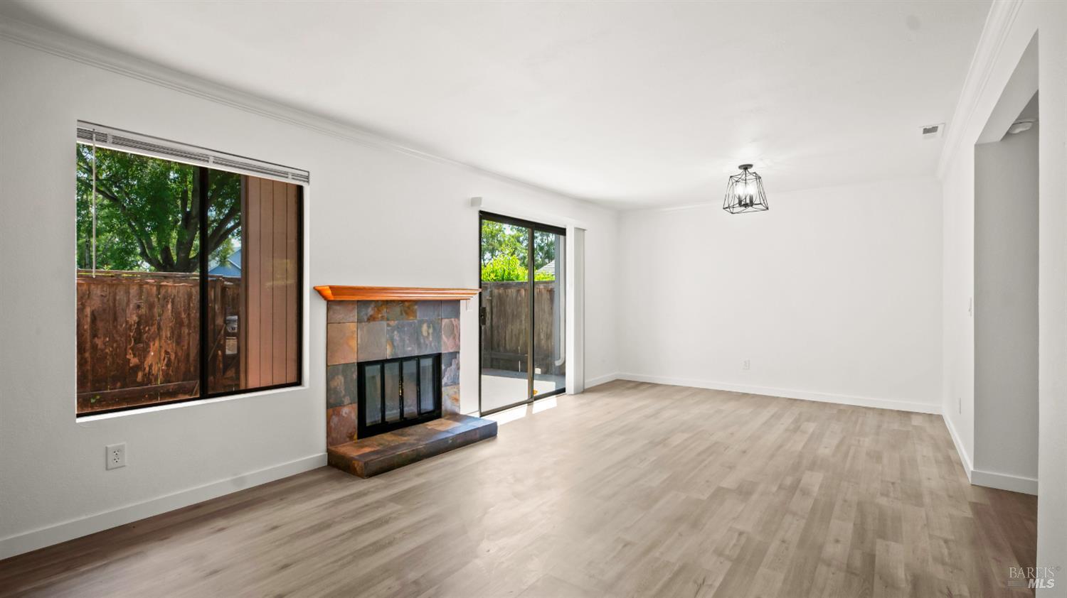 Detail Gallery Image 5 of 27 For 307 Occidental Cir, Santa Rosa,  CA 95401 - 3 Beds | 2/1 Baths