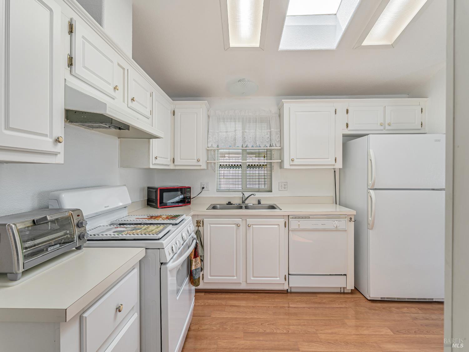 Detail Gallery Image 5 of 20 For 48 Cardinal Way, Santa Rosa,  CA 95409 - 2 Beds | 2 Baths