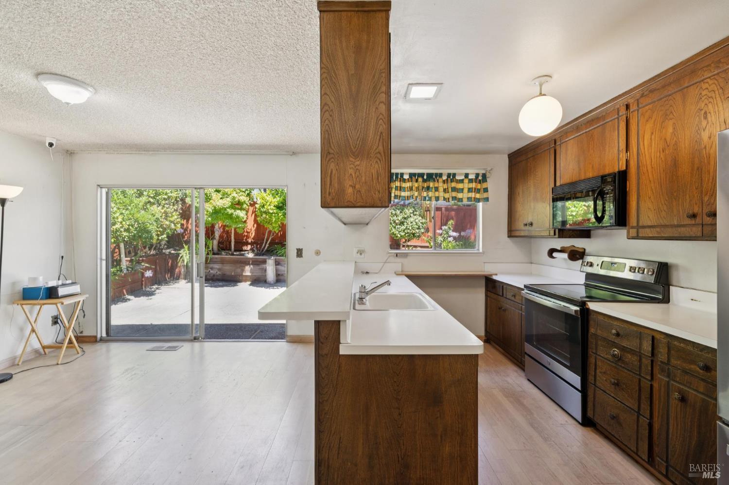Detail Gallery Image 15 of 52 For 352 Shoreline Hwy, Mill Valley,  CA 94941 - 3 Beds | 2/1 Baths