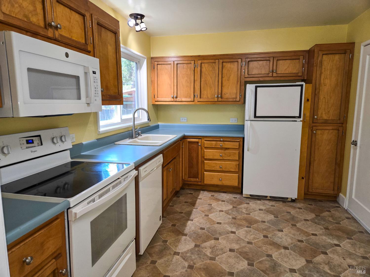 Detail Gallery Image 8 of 31 For 611 Hawthorne Ln, Willits,  CA 95490 - 2 Beds | 1 Baths