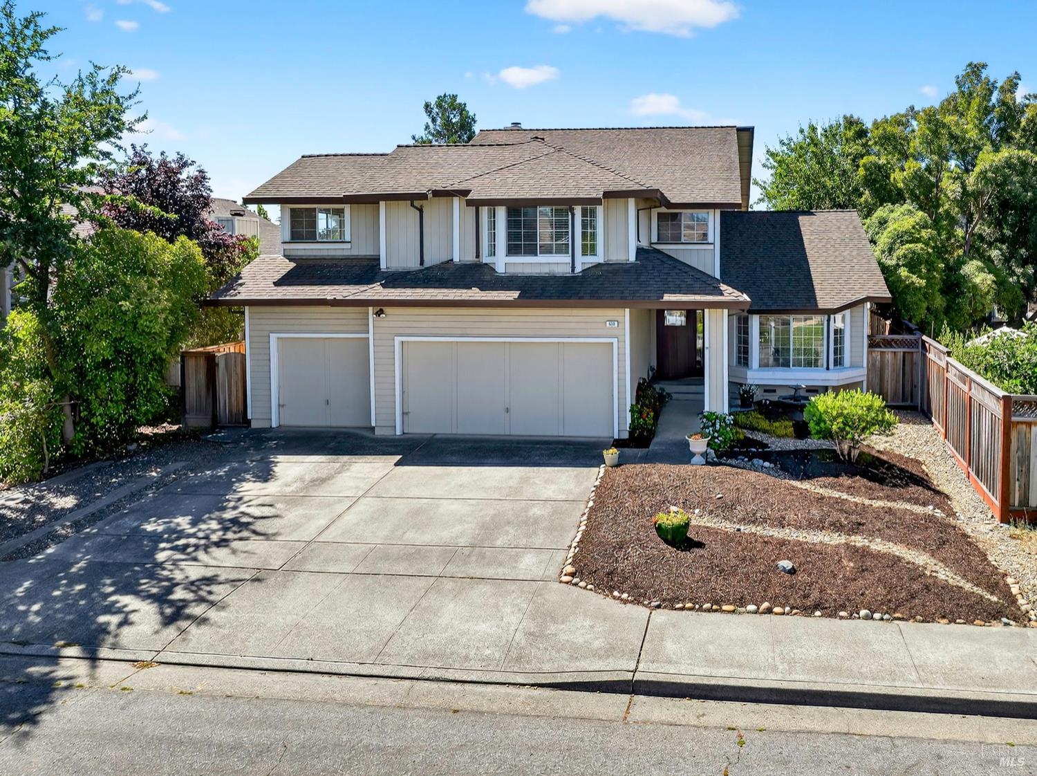 Detail Gallery Image 2 of 47 For 688 Natalie Dr, Windsor,  CA 95492 - 5 Beds | 3 Baths