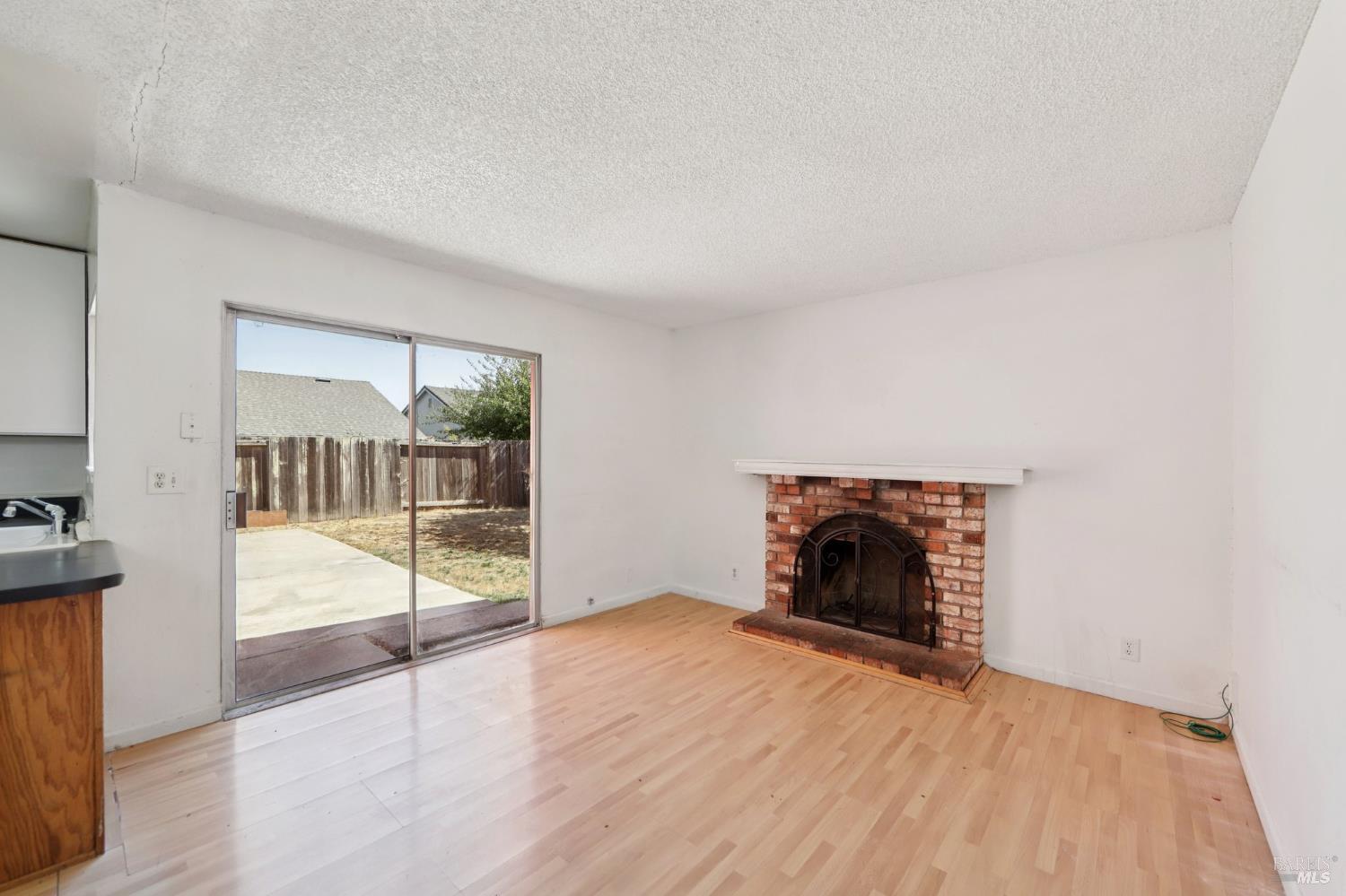 Detail Gallery Image 6 of 41 For 112 Lilac Ct, Vallejo,  CA 94589 - 3 Beds | 2 Baths