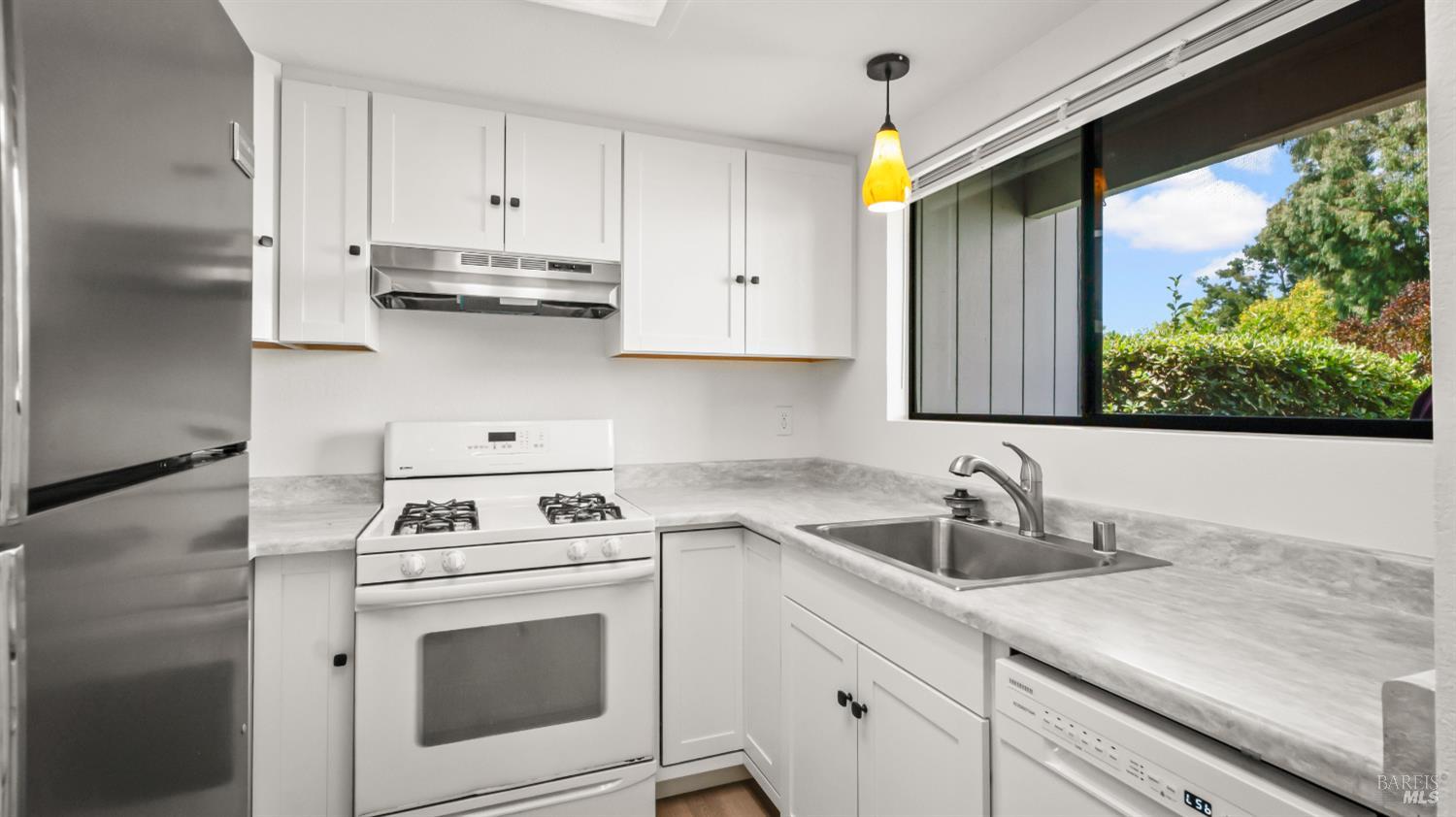 Detail Gallery Image 7 of 27 For 307 Occidental Cir, Santa Rosa,  CA 95401 - 3 Beds | 2/1 Baths