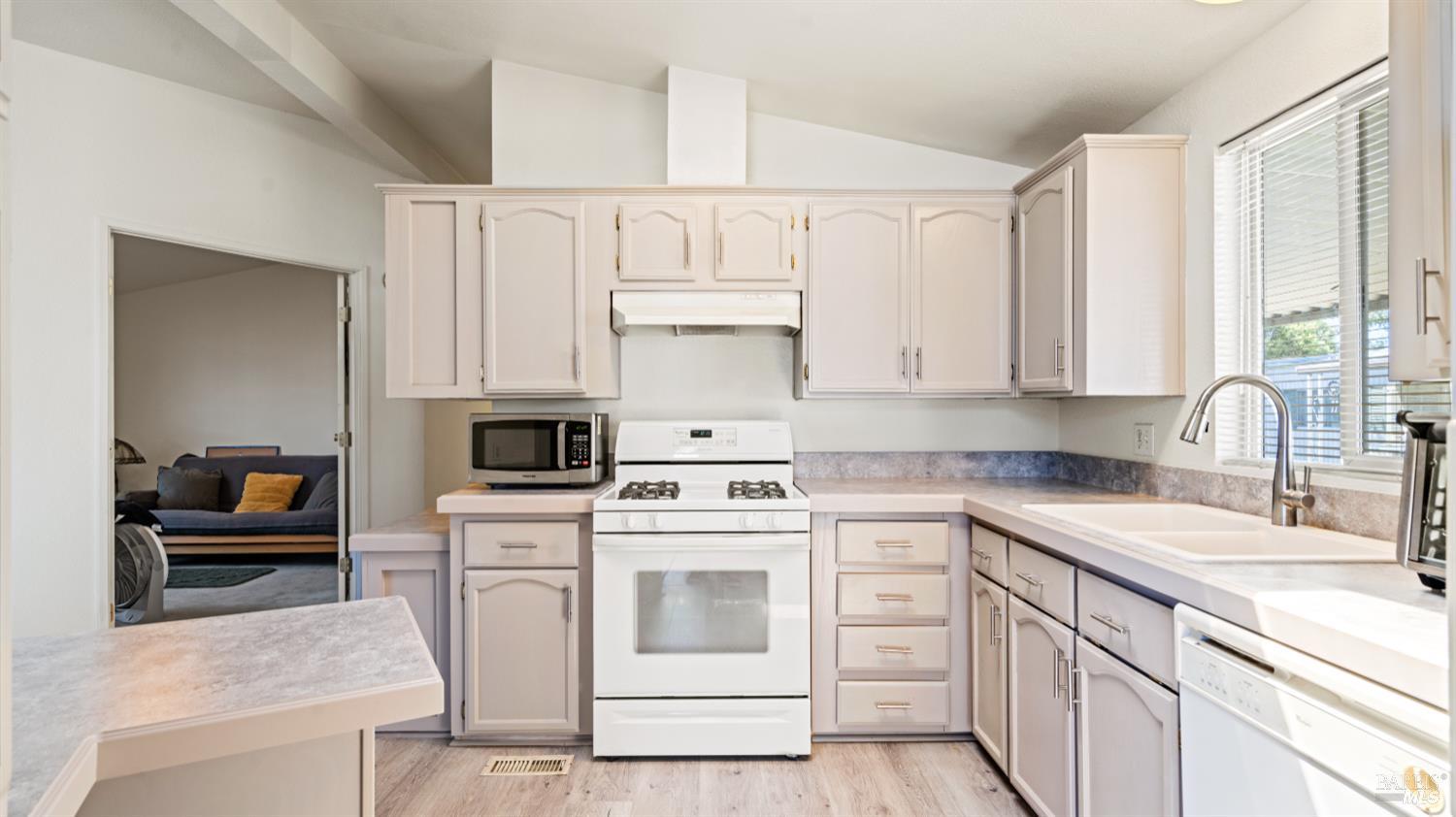 Detail Gallery Image 12 of 34 For 131 Del Paso Dr, Vacaville,  CA 95687 - 3 Beds | 2 Baths