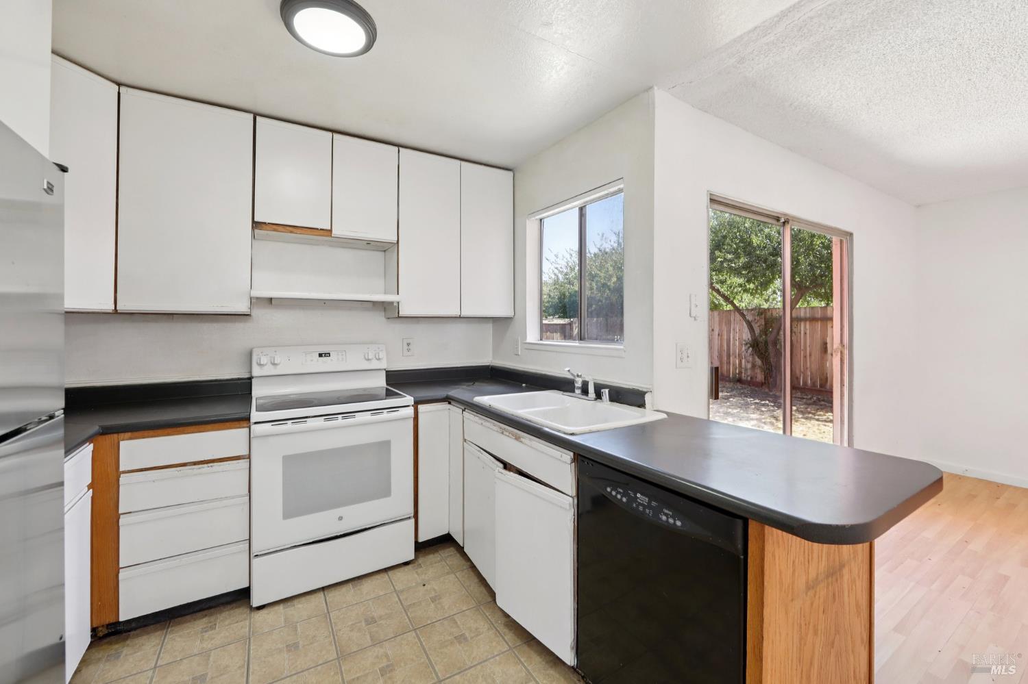 Detail Gallery Image 11 of 41 For 112 Lilac Ct, Vallejo,  CA 94589 - 3 Beds | 2 Baths