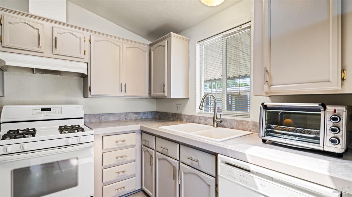 Detail Gallery Image 13 of 34 For 131 Del Paso Dr, Vacaville,  CA 95687 - 3 Beds | 2 Baths