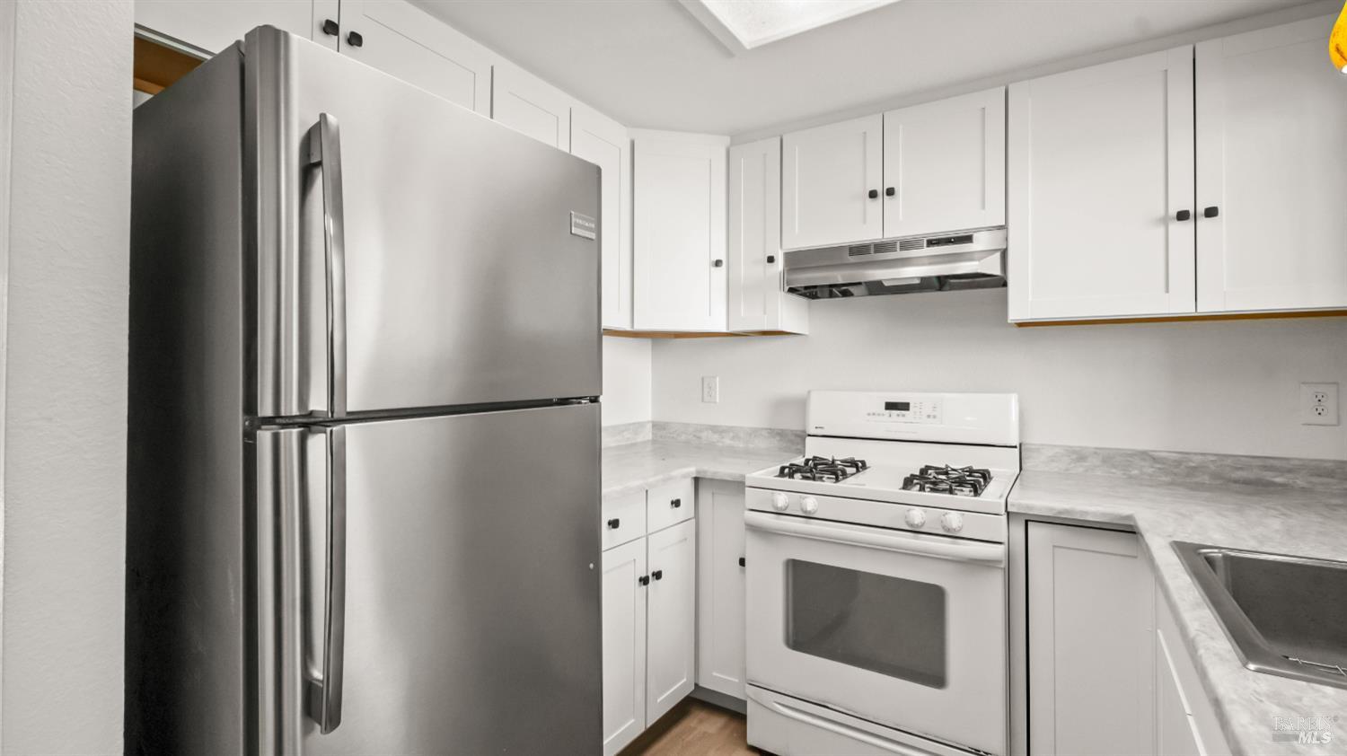 Detail Gallery Image 8 of 27 For 307 Occidental Cir, Santa Rosa,  CA 95401 - 3 Beds | 2/1 Baths