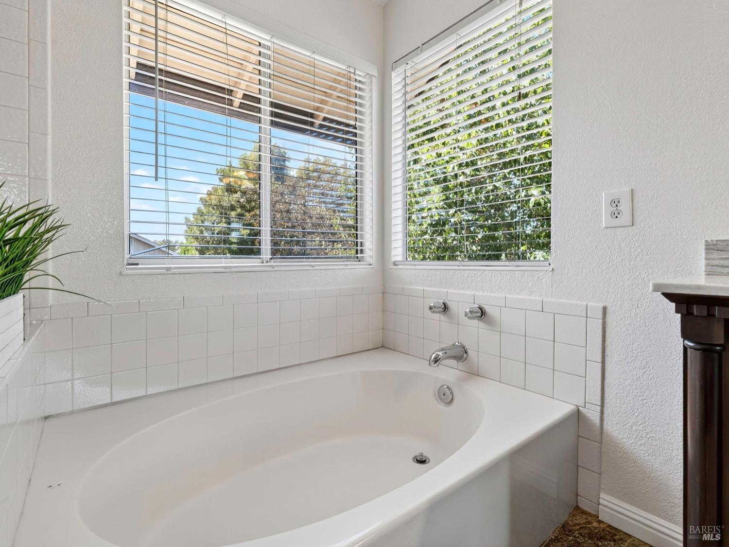 Detail Gallery Image 36 of 47 For 688 Natalie Dr, Windsor,  CA 95492 - 5 Beds | 3 Baths