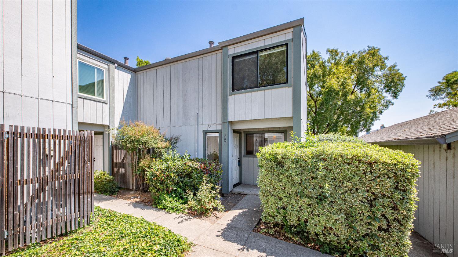Detail Gallery Image 1 of 27 For 307 Occidental Cir, Santa Rosa,  CA 95401 - 3 Beds | 2/1 Baths