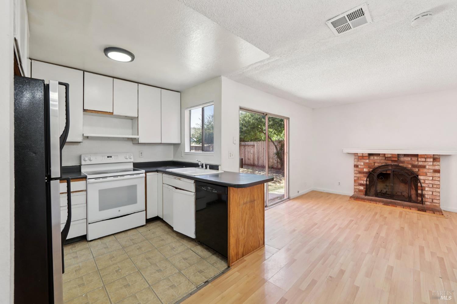 Detail Gallery Image 8 of 41 For 112 Lilac Ct, Vallejo,  CA 94589 - 3 Beds | 2 Baths