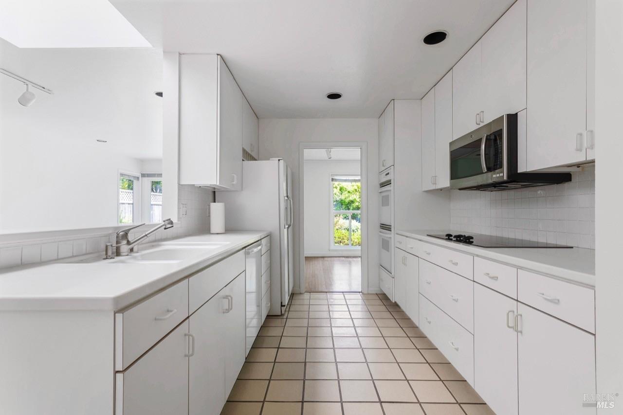 Detail Gallery Image 4 of 22 For 160 Whittier Ave, San Rafael,  CA 94903 - 4 Beds | 2 Baths
