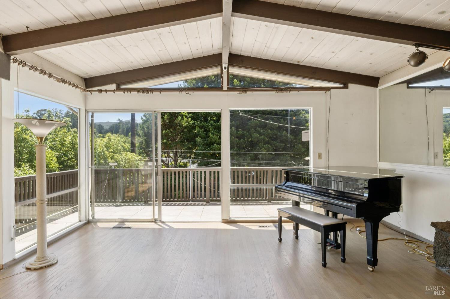 Detail Gallery Image 8 of 52 For 352 Shoreline Hwy, Mill Valley,  CA 94941 - 3 Beds | 2/1 Baths