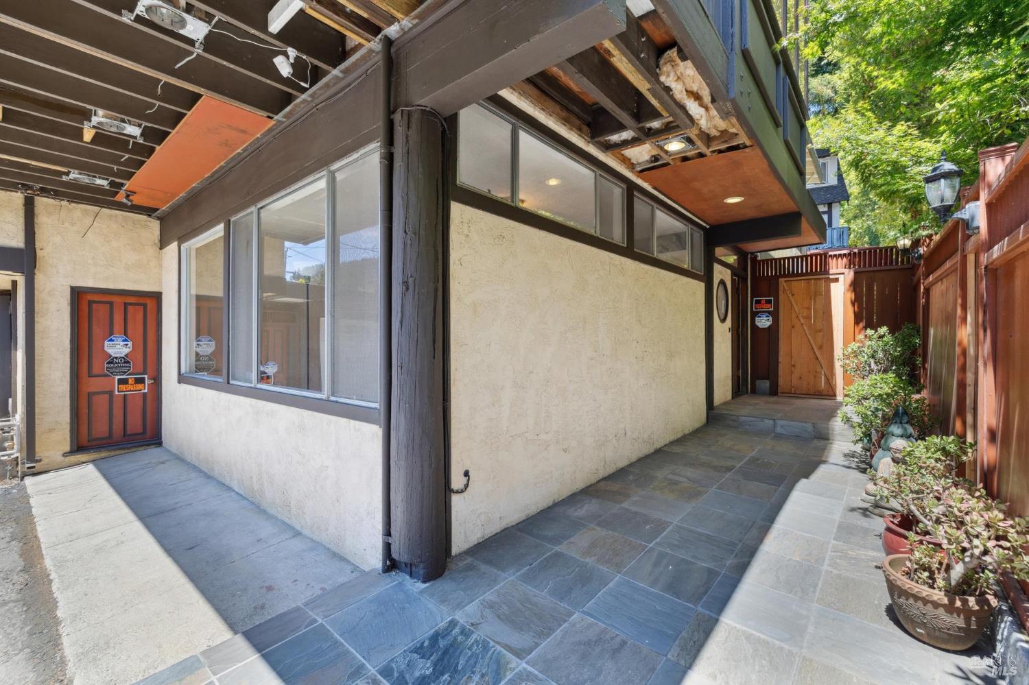 Detail Gallery Image 4 of 52 For 352 Shoreline Hwy, Mill Valley,  CA 94941 - 3 Beds | 2/1 Baths