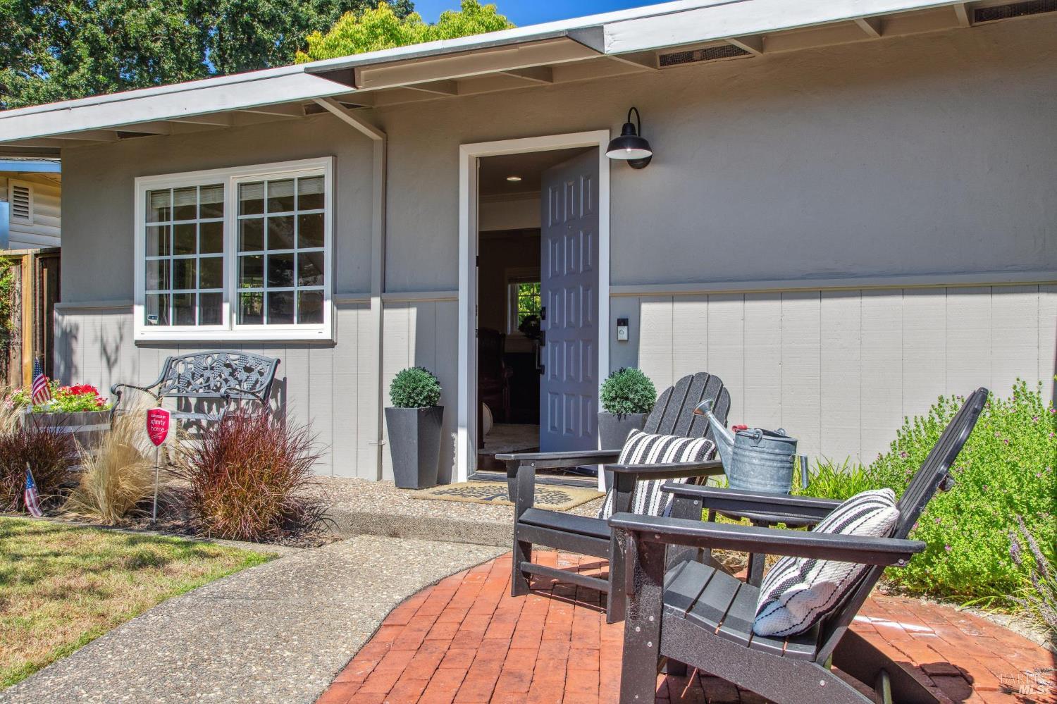 Detail Gallery Image 4 of 31 For 60 Ormond Ct, Novato,  CA 94947 - 3 Beds | 3 Baths