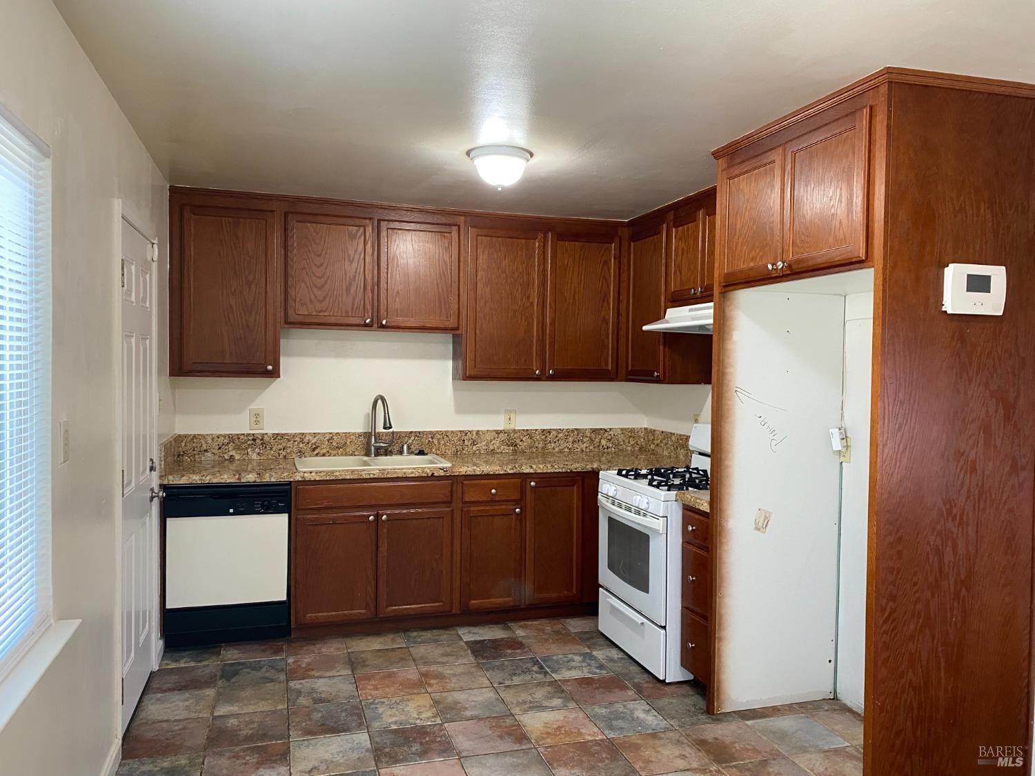 Detail Gallery Image 5 of 18 For 506 Nebraska St, Fairfield,  CA 94533 - 3 Beds | 2 Baths