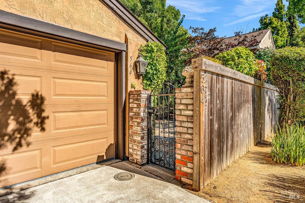 Detail Gallery Image 4 of 66 For 564 Willow Ct, Benicia,  CA 94510 - 2 Beds | 2 Baths