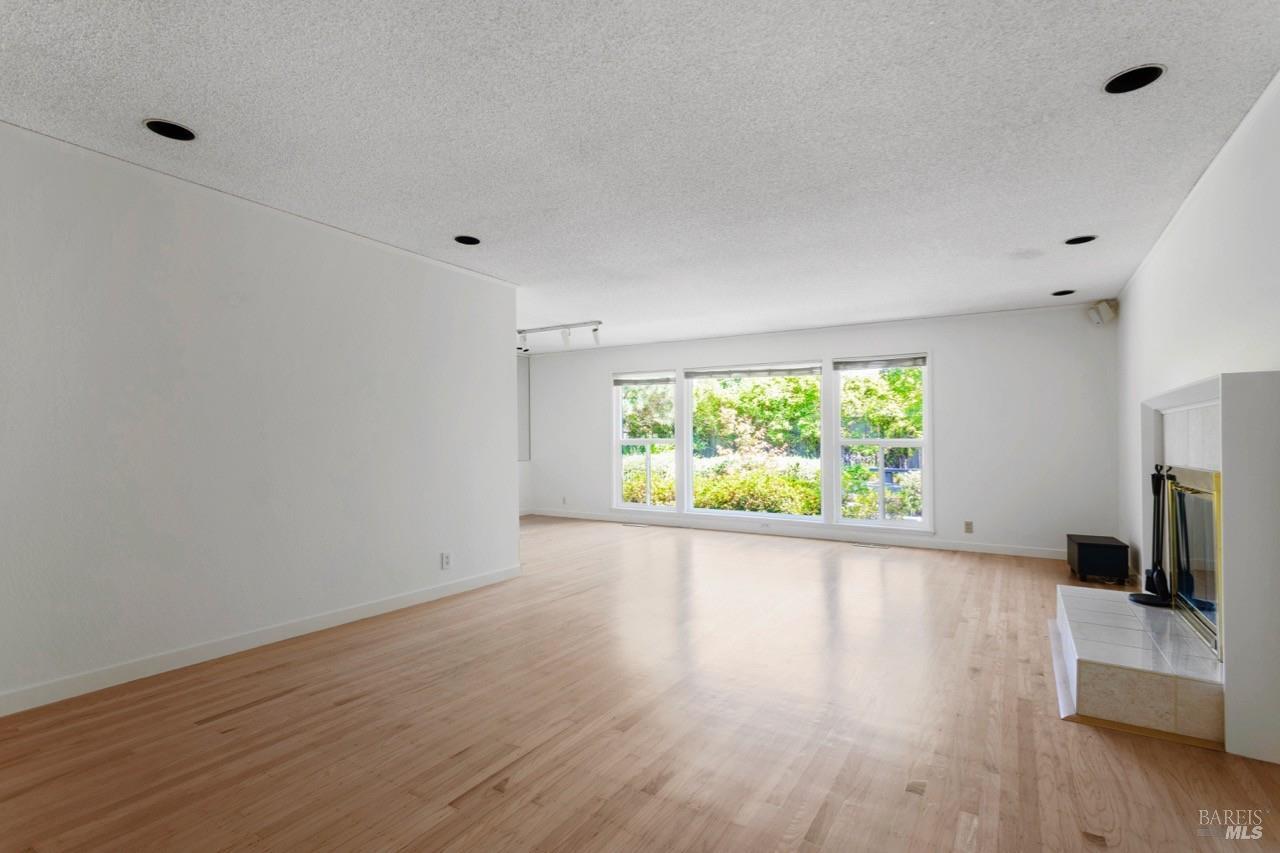 Detail Gallery Image 7 of 22 For 160 Whittier Ave, San Rafael,  CA 94903 - 4 Beds | 2 Baths