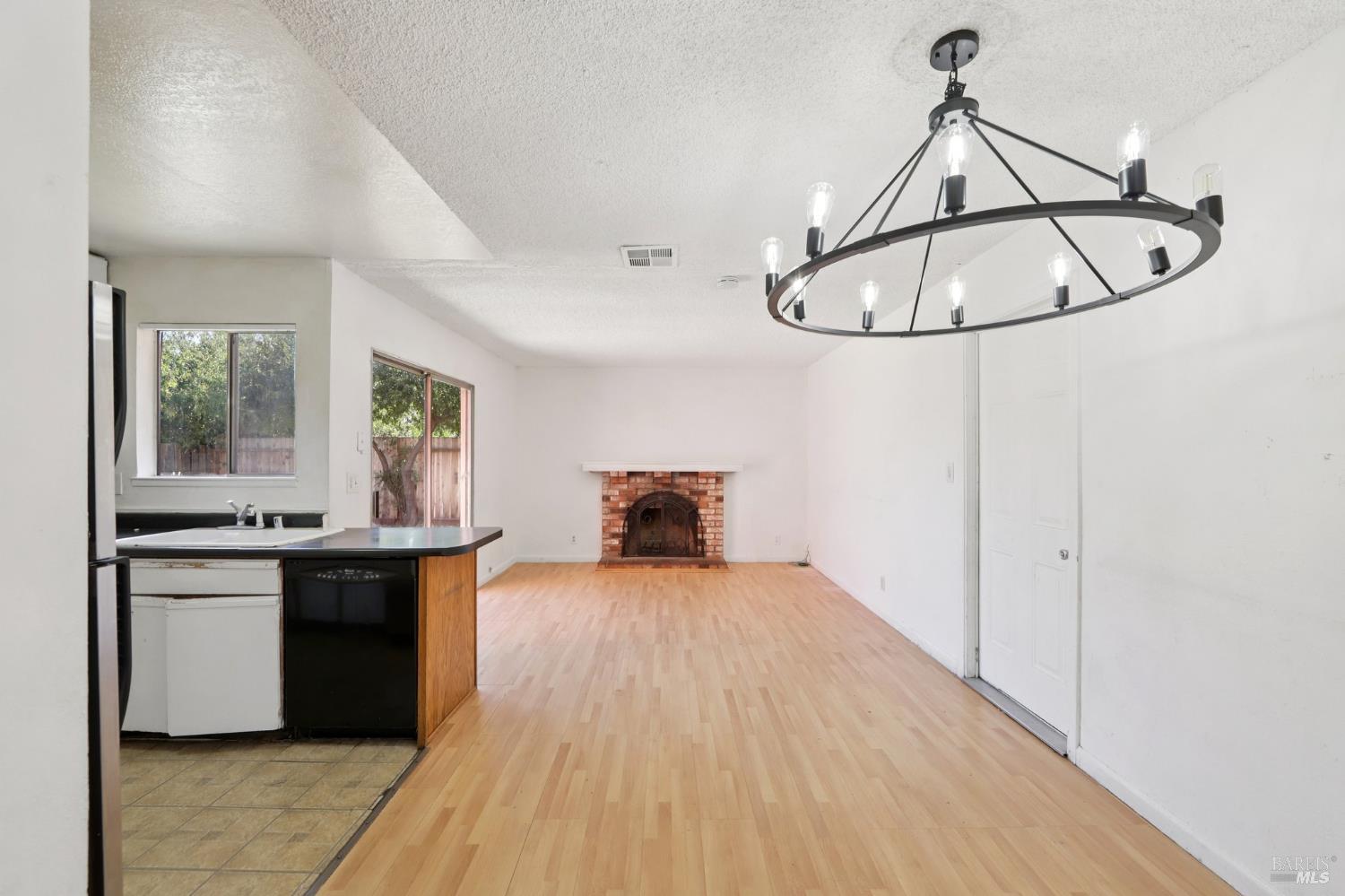 Detail Gallery Image 5 of 41 For 112 Lilac Ct, Vallejo,  CA 94589 - 3 Beds | 2 Baths