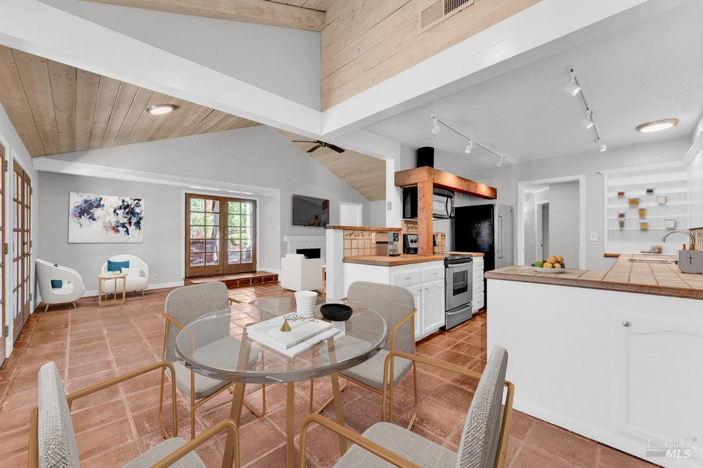 Detail Gallery Image 14 of 66 For 564 Willow Ct, Benicia,  CA 94510 - 2 Beds | 2 Baths