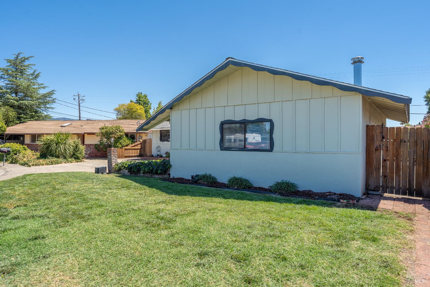 Detail Gallery Image 2 of 29 For 225 Zinfandel Dr, Ukiah,  CA 95482 - 3 Beds | 2 Baths