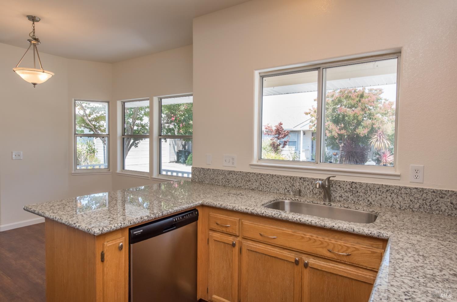 Detail Gallery Image 13 of 31 For 1747 Eardley Ave, Santa Rosa,  CA 95401 - 2 Beds | 2 Baths