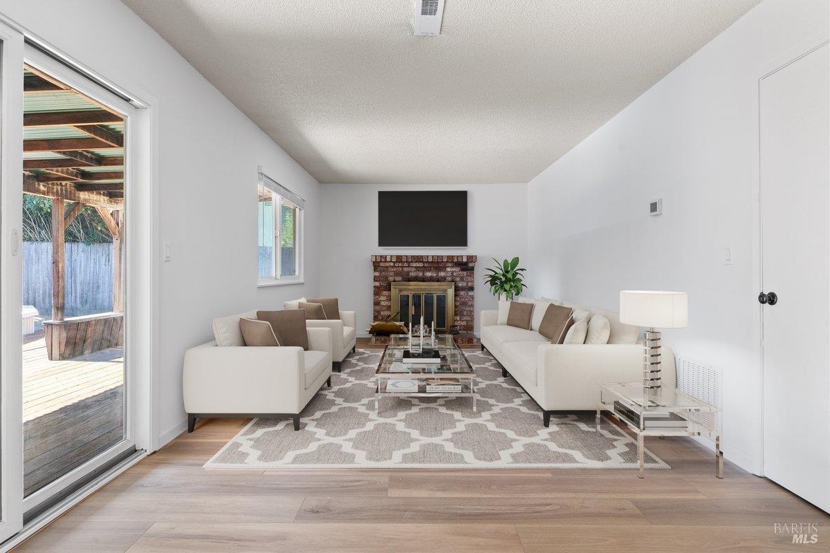 Detail Gallery Image 8 of 20 For 560 Link Ln, Santa Rosa,  CA 95401 - 3 Beds | 2 Baths