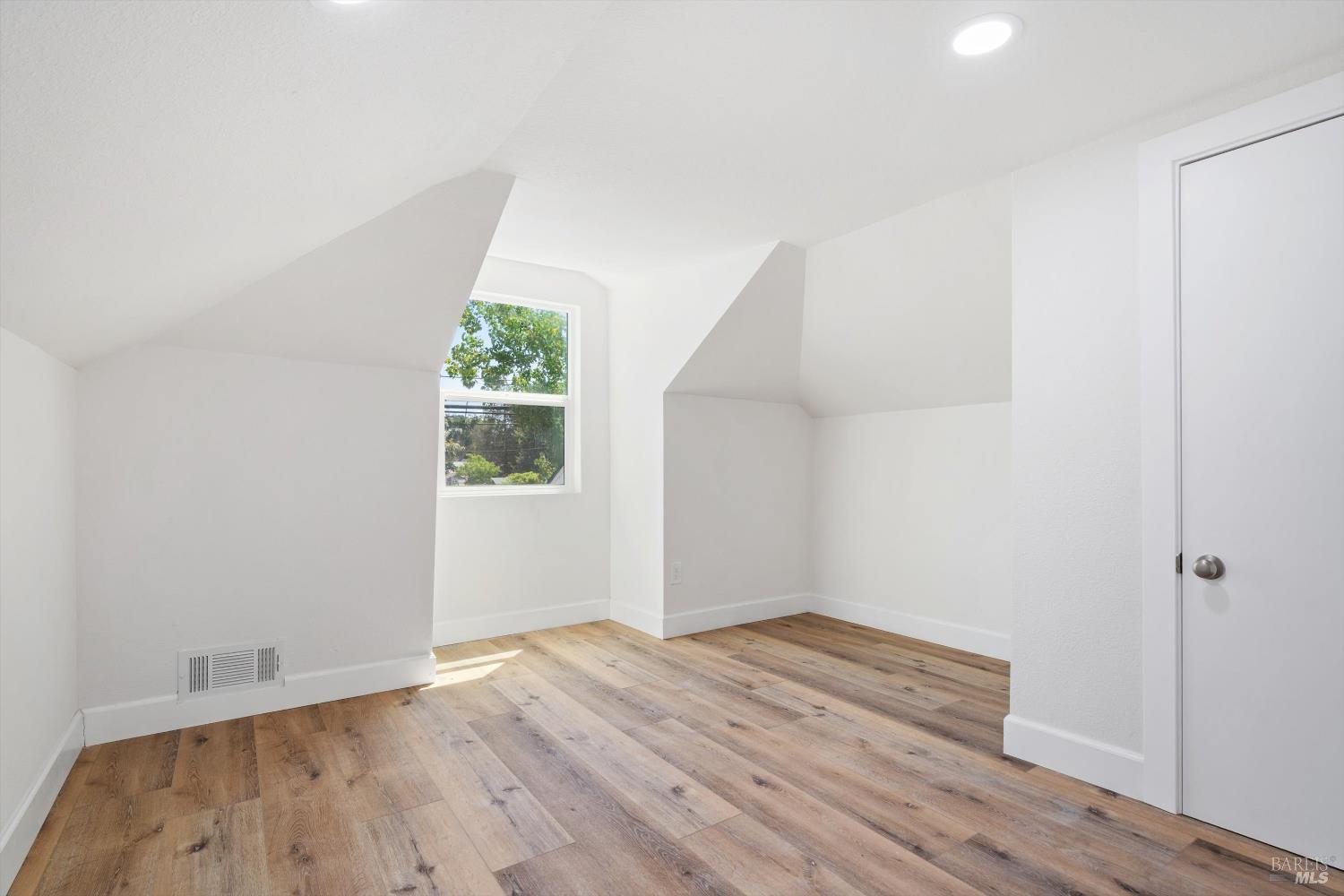 Detail Gallery Image 13 of 28 For 1055 S Wright Rd, Santa Rosa,  CA 95407 - 7 Beds | 3/1 Baths