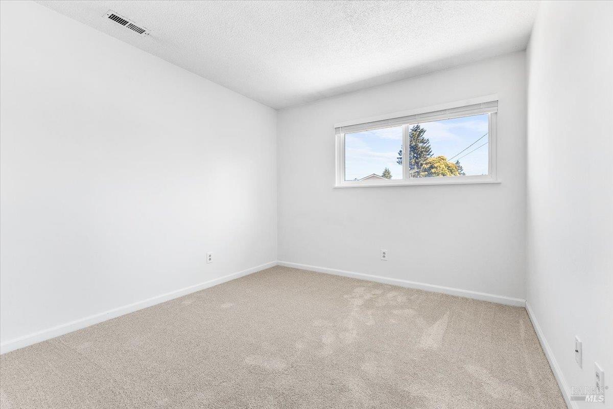Detail Gallery Image 12 of 20 For 560 Link Ln, Santa Rosa,  CA 95401 - 3 Beds | 2 Baths