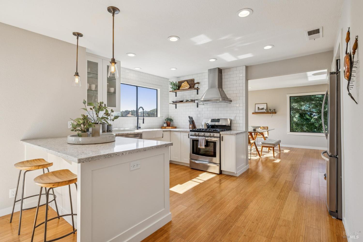 Detail Gallery Image 10 of 42 For 2 Columbine Ln, Novato,  CA 94947 - 3 Beds | 2/1 Baths