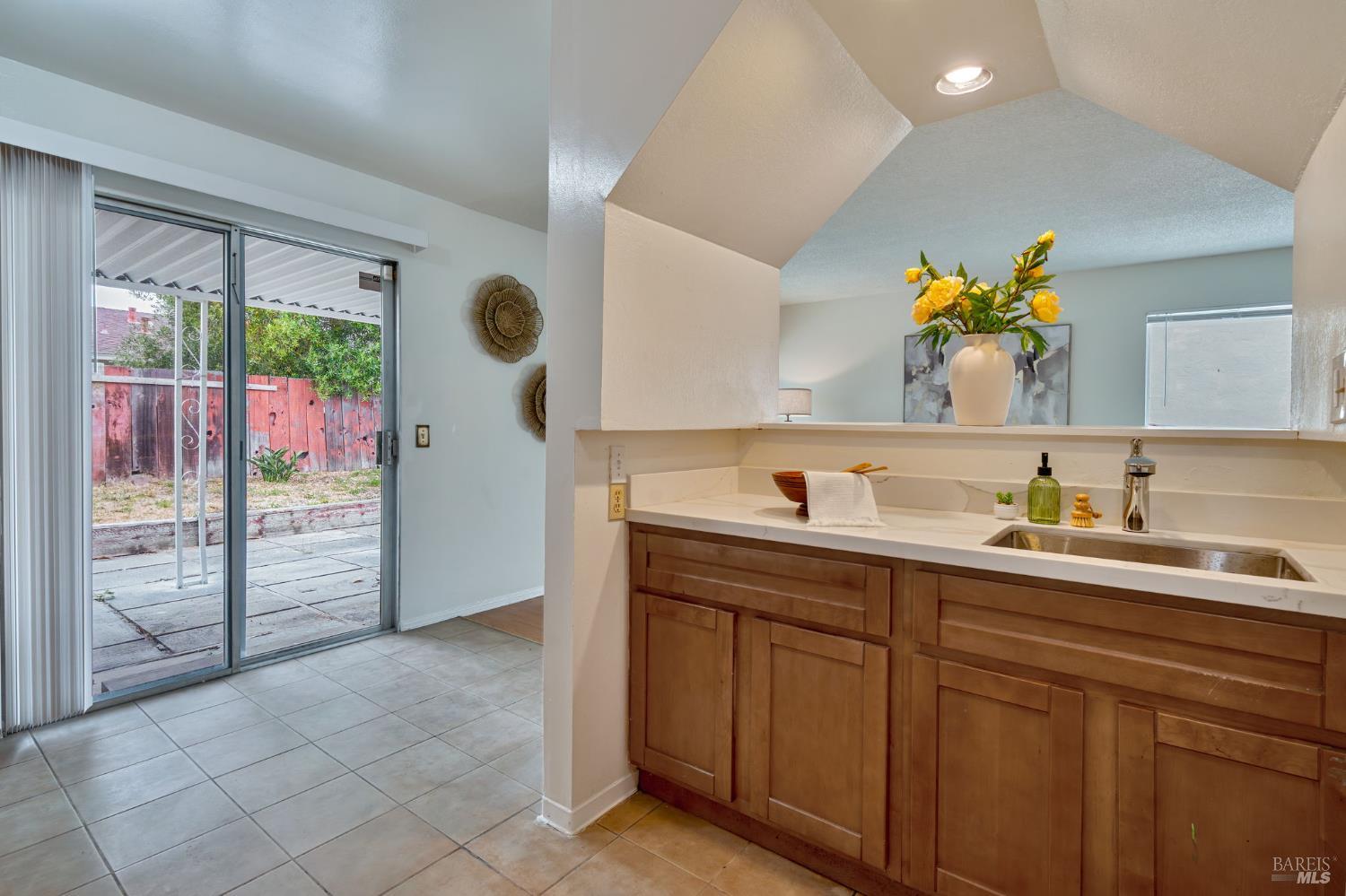 Detail Gallery Image 14 of 32 For 140 Boggs Ct, Vallejo,  CA 94589 - 2 Beds | 2 Baths
