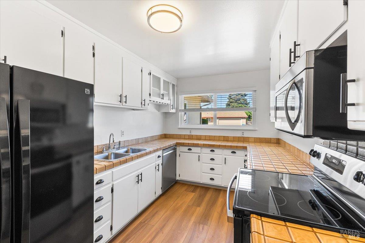 Detail Gallery Image 5 of 20 For 560 Link Ln, Santa Rosa,  CA 95401 - 3 Beds | 2 Baths
