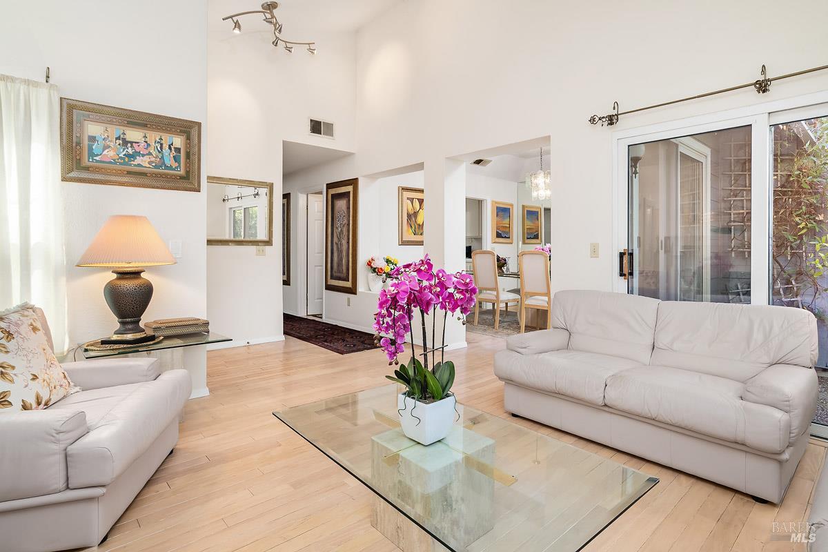 Detail Gallery Image 5 of 26 For 26 Mariners Cir, San Rafael,  CA 94903 - 3 Beds | 3 Baths