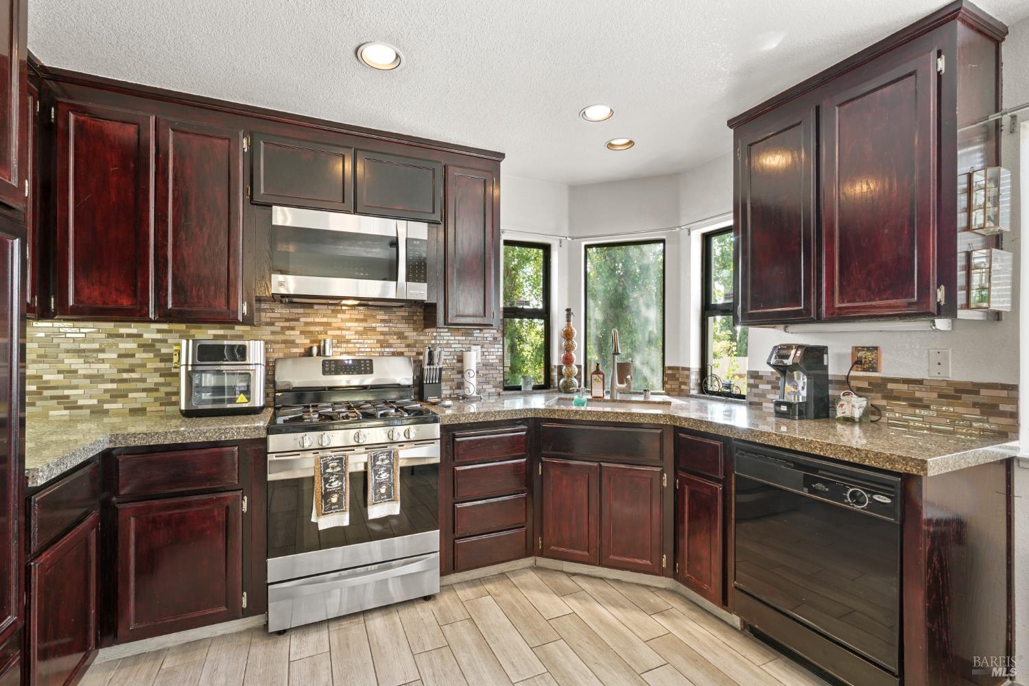 Detail Gallery Image 6 of 24 For 410 Newcastle Ct, Vallejo,  CA 94591 - 4 Beds | 2/1 Baths
