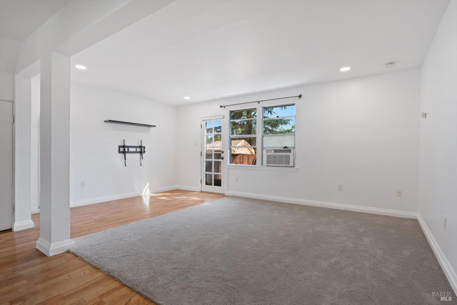 Detail Gallery Image 4 of 14 For 28 Lovejoy Way, Novato,  CA 94949 - 3 Beds | 1 Baths