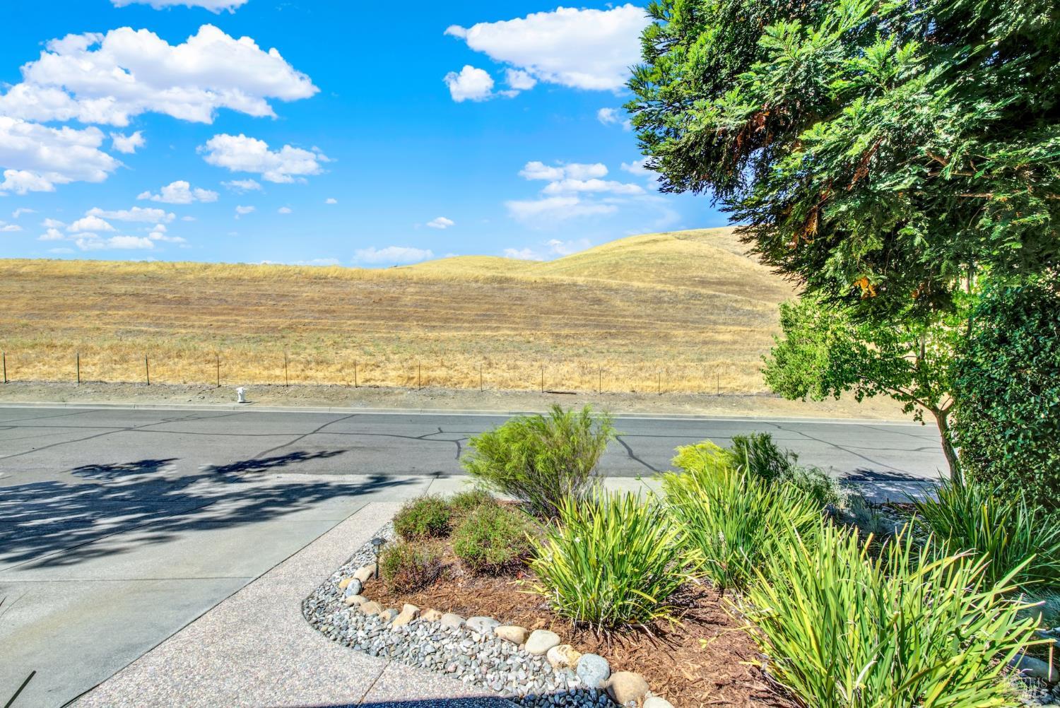 Detail Gallery Image 8 of 79 For 3105 Cherry Valley Cir, Fairfield,  CA 94534 - 5 Beds | 3 Baths