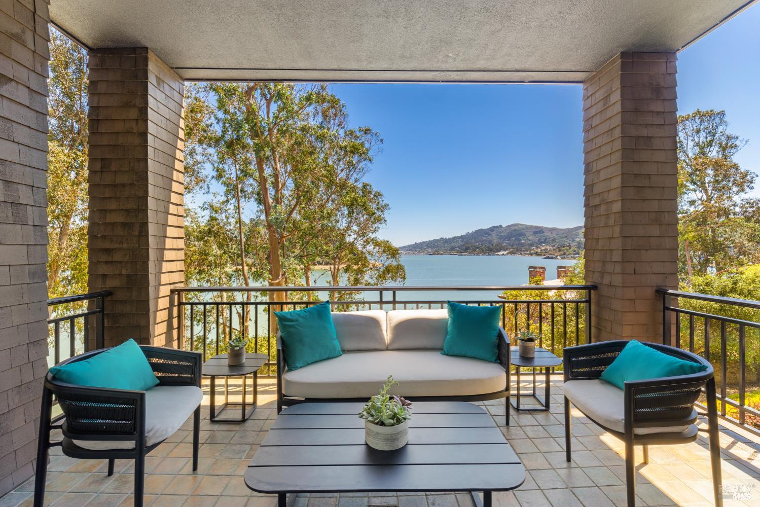 Detail Gallery Image 12 of 41 For 62 De Silva Island Dr, Mill Valley,  CA 94941 - 2 Beds | 2/1 Baths