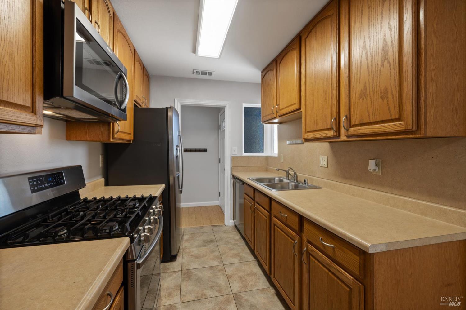 Detail Gallery Image 12 of 61 For 201 Ironwood St, Vacaville,  CA 95688 - 3 Beds | 1/1 Baths