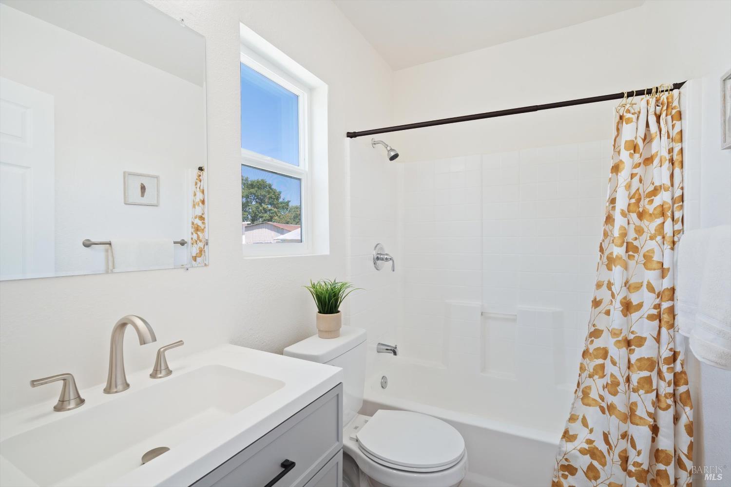 Detail Gallery Image 8 of 28 For 1055 S Wright Rd, Santa Rosa,  CA 95407 - 7 Beds | 3/1 Baths